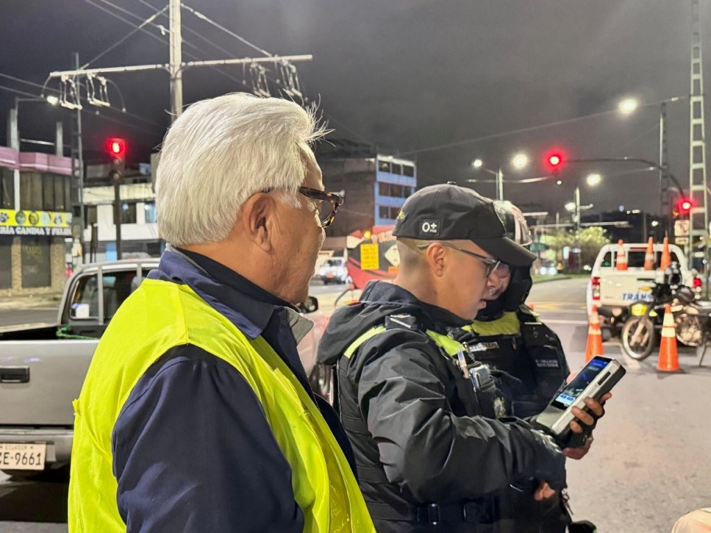 Víctor Jiménez durante una operación nocturna de control de tránsito y verificación de equipos en Quito, Ecuador.