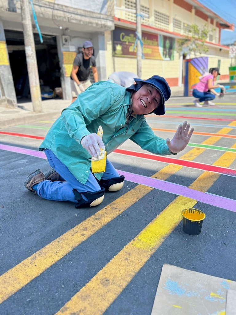 Víctor Jiménez participando directamente en una intervención urbana de seguridad vial en Guayaquil, Ecuador.