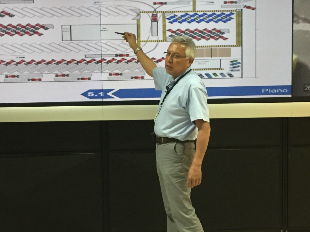 Víctor Jiménez explicando el diseño de procesos operativos y la organización de recursos en una operación de transporte.