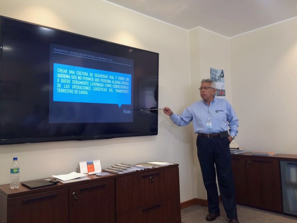 Víctor Jiménez presentando los componentes de un sistema de gestión de la seguridad vial para una empresa de transporte terrestre de carga.